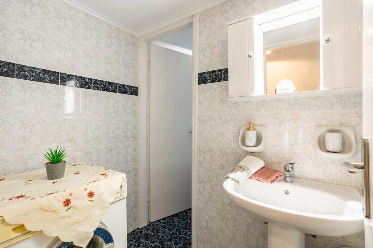 Seaside Family Haven - Avia'S Spacious Getaway ภายนอก รูปภาพ